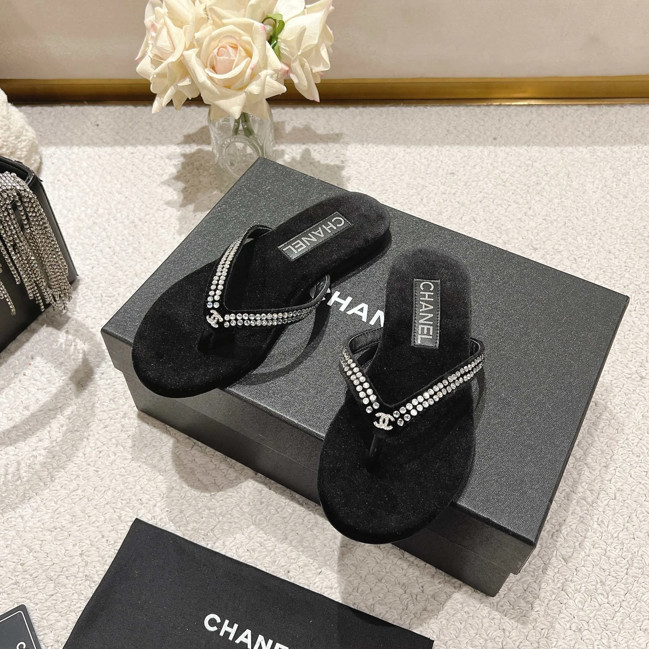 👟👟Ex-factory price 480👟👟 Xiaoxiang chanel 2025 new flip-flops! This series is really amazing. How can it be so beautiful! Summer is really an invincible combination that can be salty or sweet ~ The upper is made of original velvet and the lining is lambskin genuine leather outsole Size: 35-40 (40 customized)